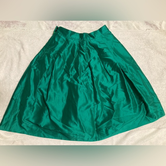 Freda’s Emerald Green Satin High Waist Knee Length Pleated Midi Skirt - size 8 - Picture 3 of 7
